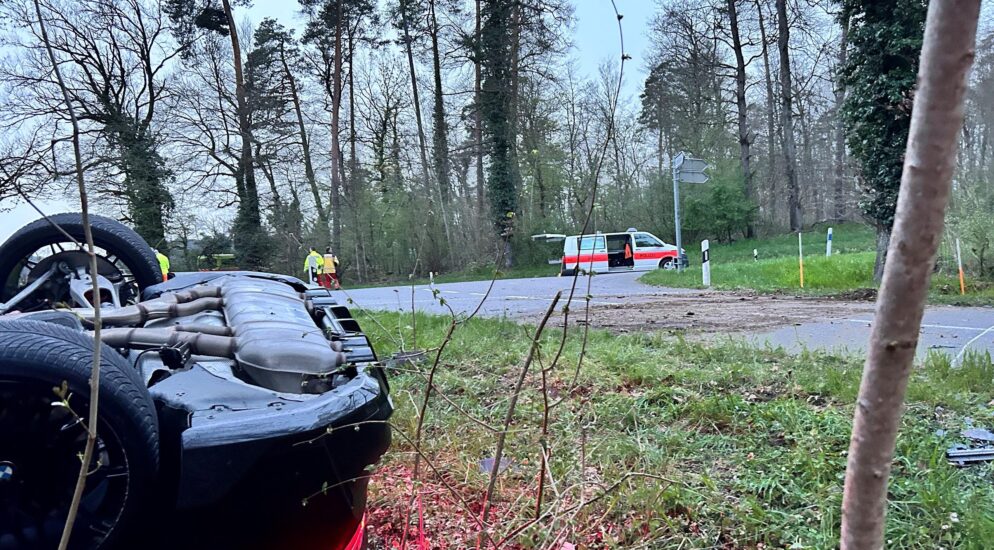 Rheinau ZH – 21-Jähriger erwischt Linkskurve nicht – Auto überschlägt sich