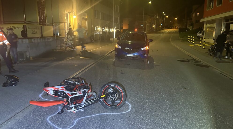 Gommiswald SG – Kleinmotorradfahrer (16) verletzt sich bei Frontalkollision