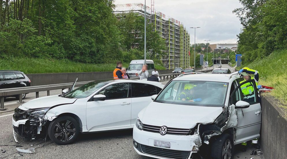 Münchenstein BL – Heftige Auffahrkollision zwischen zwei Autos