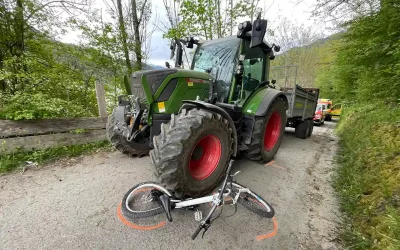 Ilanz GR – Schwerverletzter Fahrradfahrer nach Kollision mit Traktor