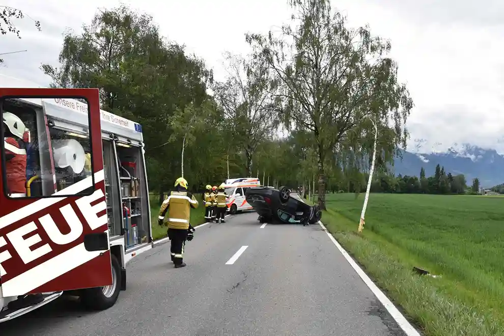 Maienfeld GR – Auto kollidiert mit Bäumen und überschlägt sich