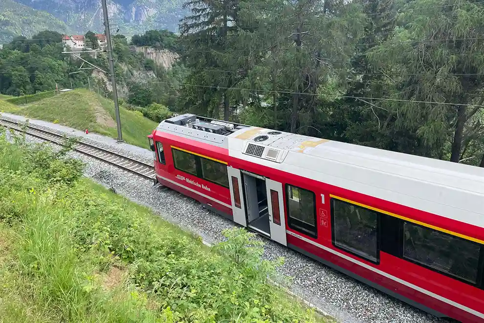 Rhäzüns GR – Brand an Bahnwagen – Reisende evakuiert