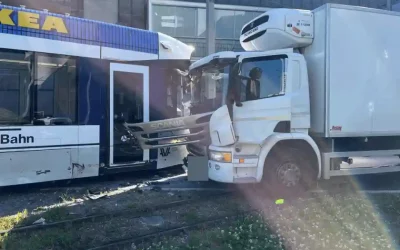 Spreitenbach AG – Fünf Verletzte Personen nach Kollision zwischen LKW und Limmattalbahn (Zeugenaufruf)