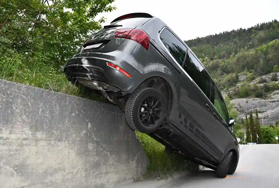 Stadt Chur – Lenkerloses Fahrzeug kollidiert mit Mauer