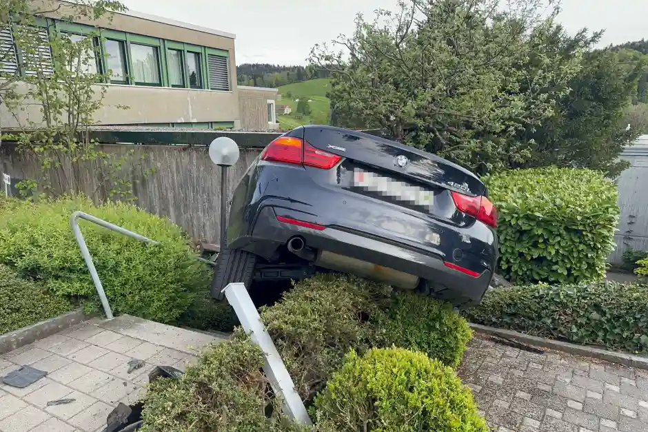 Stadt St.Gallen – Lenker verursacht Selbstunfall und stürzt gegen eine Mauer