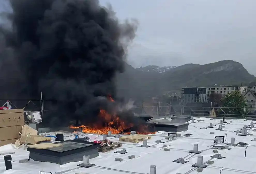 Brunnen SZ – Brand auf Dach einer Baustelle