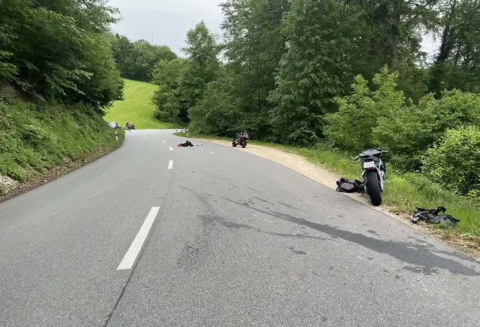 Erlinsbach AG – Kollision zweier Motorräder fordert Schwerverletzten