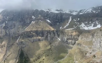 Kandersteg BE – Vier Personen nach Nassschneelawinen verletzt – eine Person verstorben