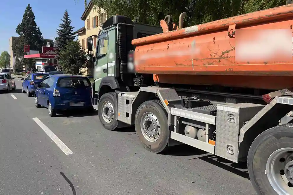 Wittenbach SG – Auffahrkollision mit zwei Autos und einem Lastwagen