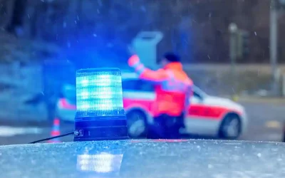 Schöfflisdorf ZH – Auto stürzt auf Bahntrassee, Lenker schwer verletzt