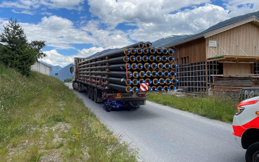 Tamins GR – Chauffeur übersieht beim Rückwärtsfahren ein Motorrad