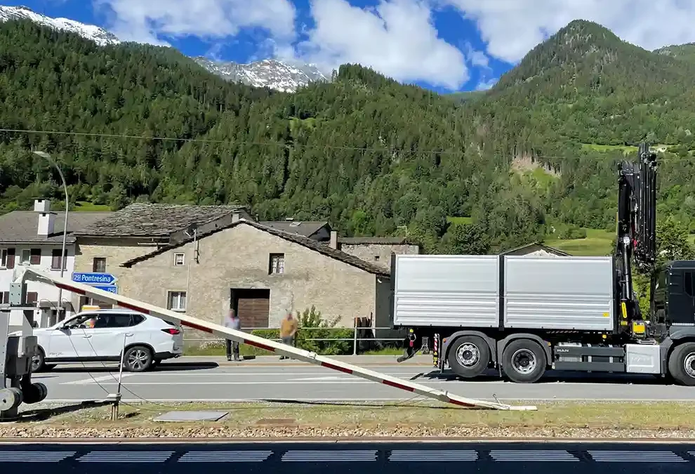 Li Curt GR – Ladekran reisst Fahrleitung nieder