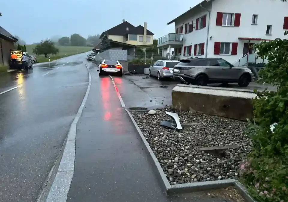 Brittnau AG – Auto kollidiert mit Brunnen und Gartenmauer