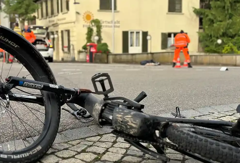 Trüllikon ZH – E-Bike-Fahrerin bei Kollision mit Auto schwer verletzt