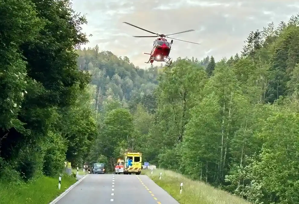 Steg im Tösstal ZH – 18-jähriger Töfffahrer bei Kollision mit Auto schwer verunfallt