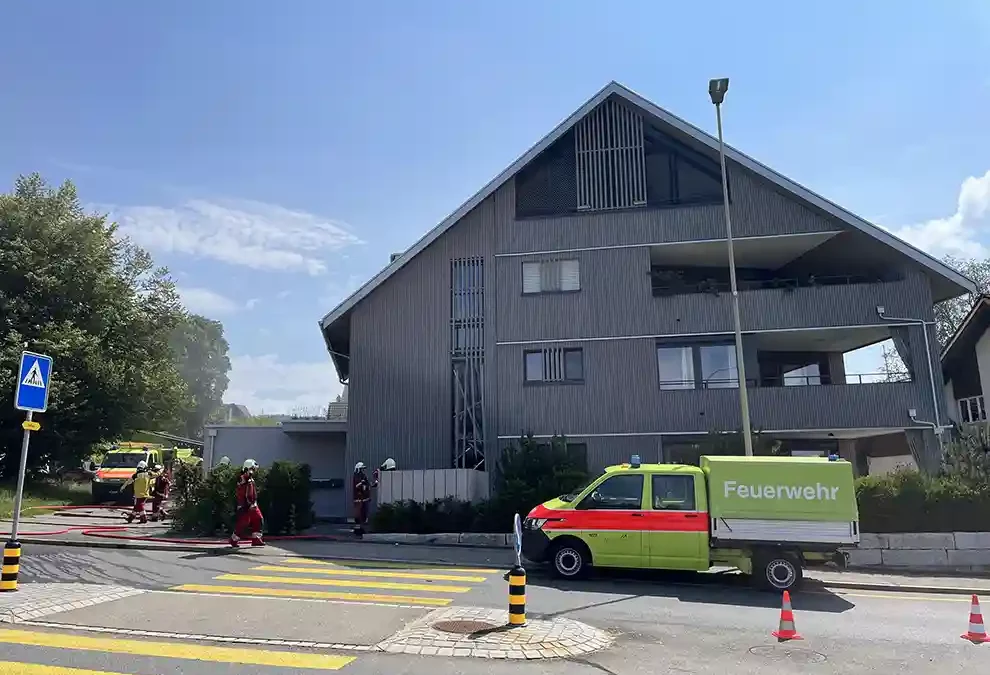 Kappel am Albis ZH – Eine Person bei Explosion in Mehrfamilienhaus schwer verletzt