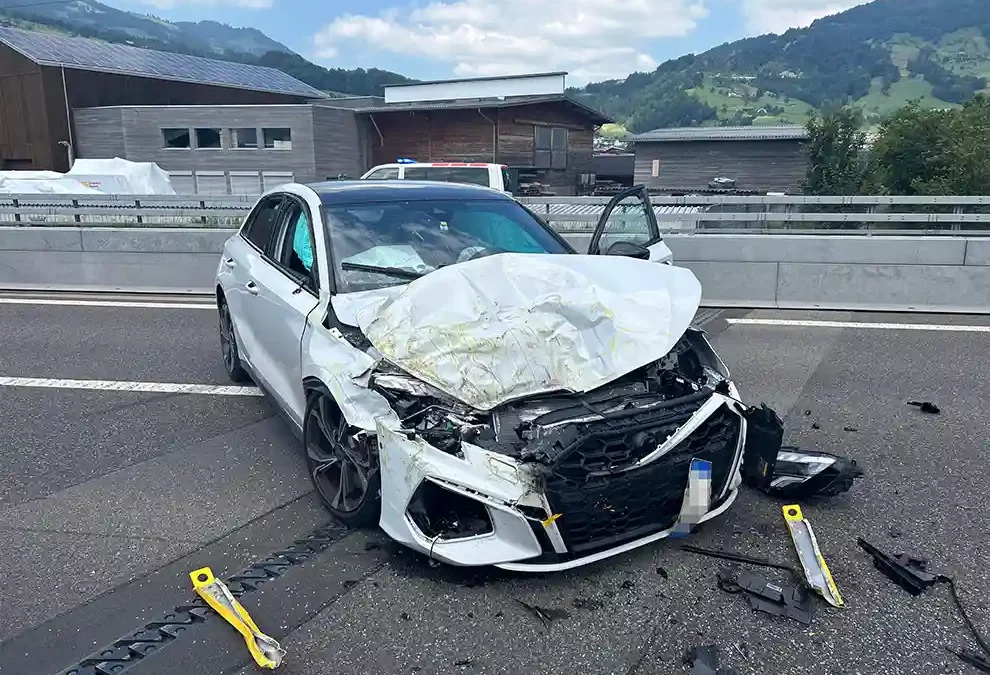 Steinen SZ – Autofahrer prallt auf A4 in Baustellen-Lastwagen
