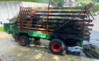 Walchwil ZG – Flammen auf einem Ladewagen und ein brennender Autolift