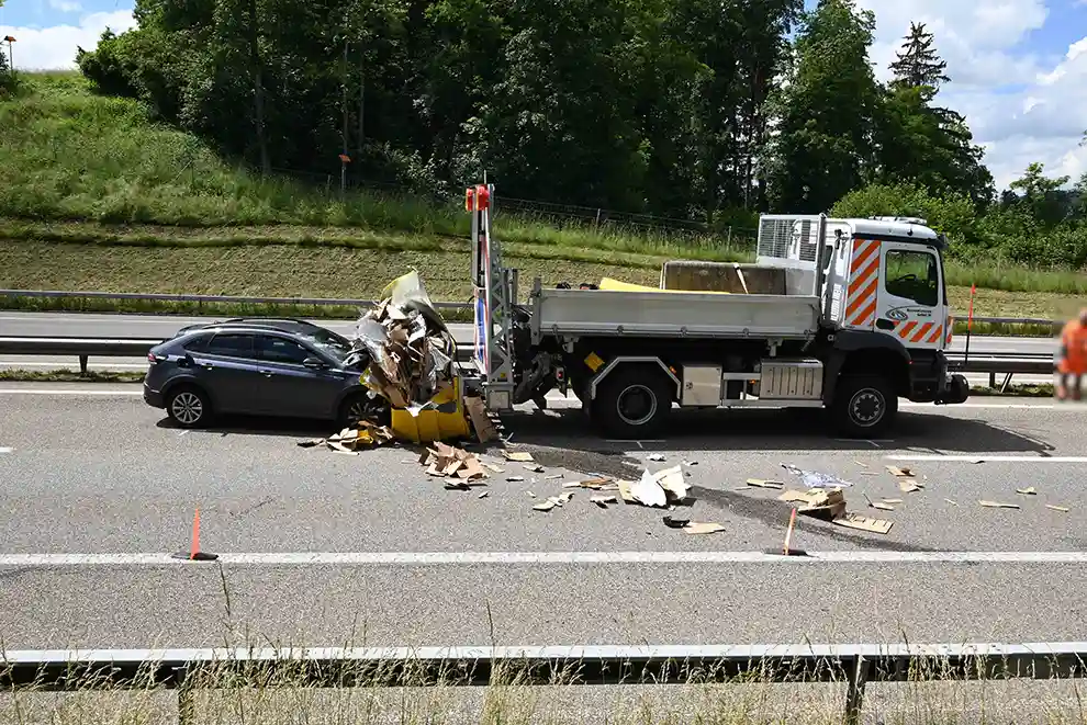 Niederwil SG – Auto fährt in Anpralldämpfer
