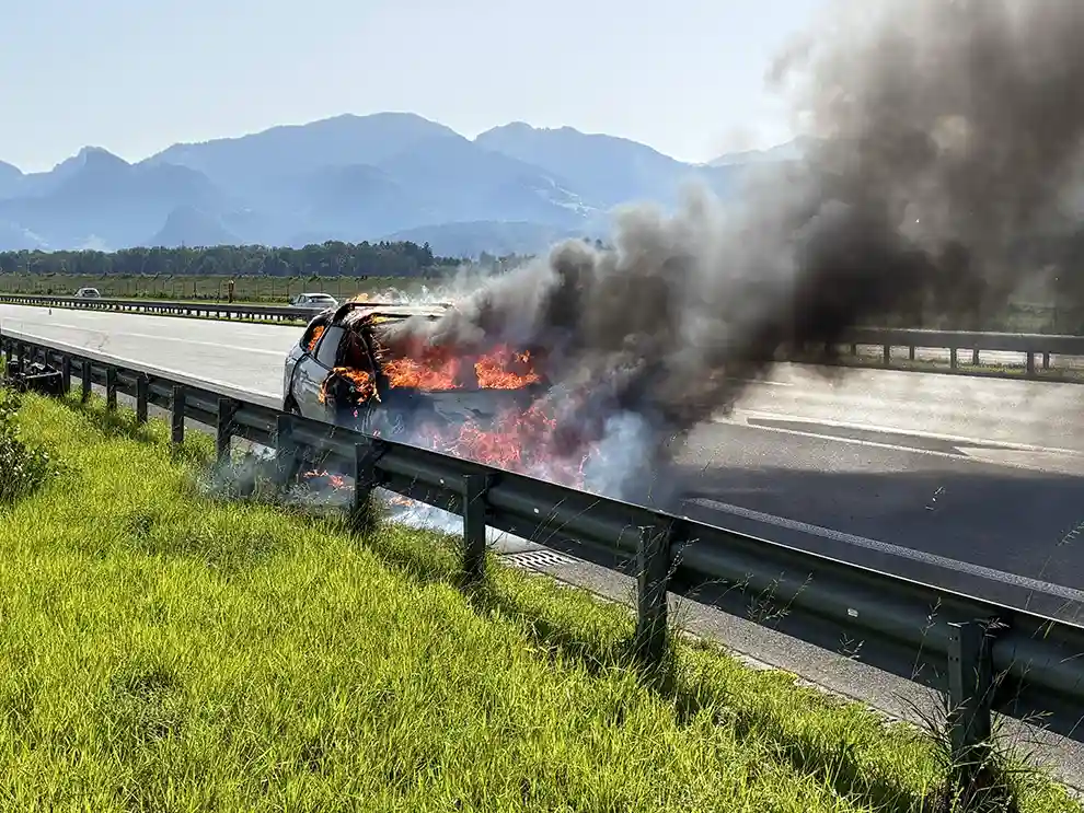 Oberriet: Autobrand – Zwei Auffahrkollisionen aufgrund von Autobahnsperrung Oberriet: Autobrand – Zwei Auffahrkollisionen aufgrund von Autobahnsperrung