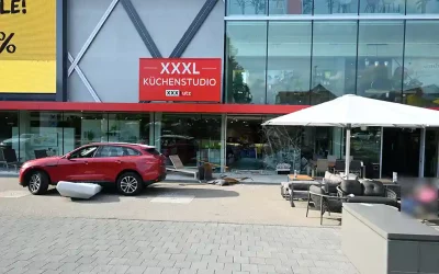 Schwarzenbach SG – Auto fährt in Schaufenster – Fahrer alkoholisiert