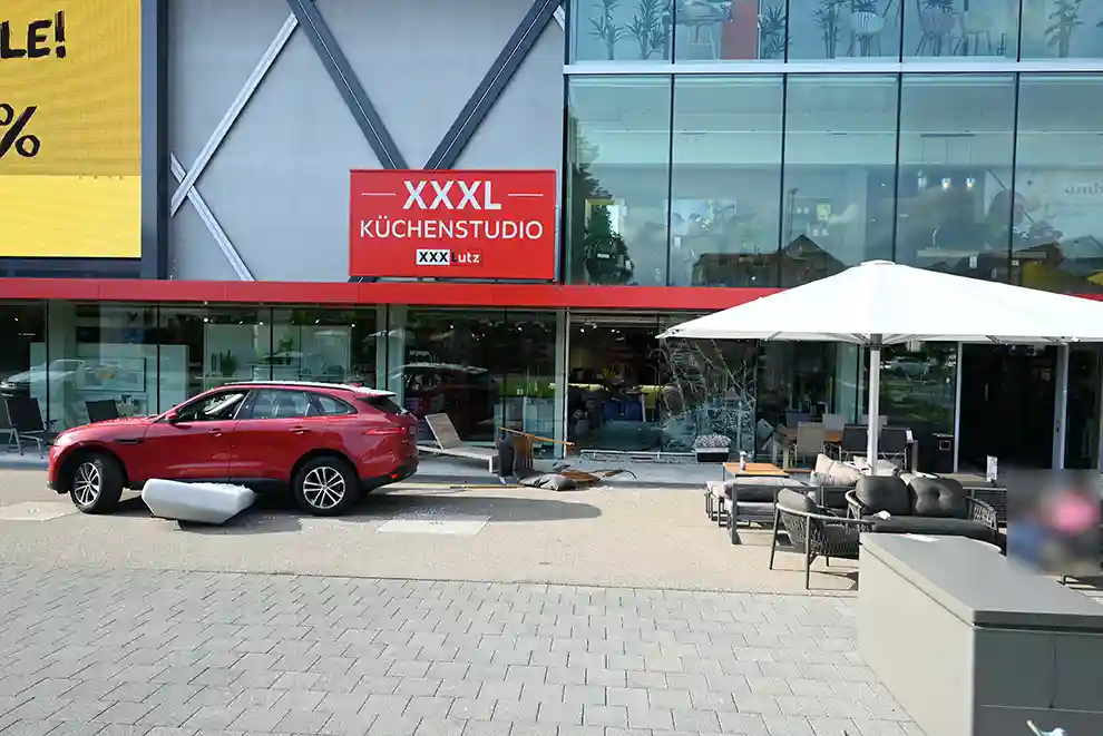 Schwarzenbach SG – Auto fährt in Schaufenster – Fahrer alkoholisiert Schwarzenbach SG – Auto fährt in Schaufenster – Fahrer alkoholisiert