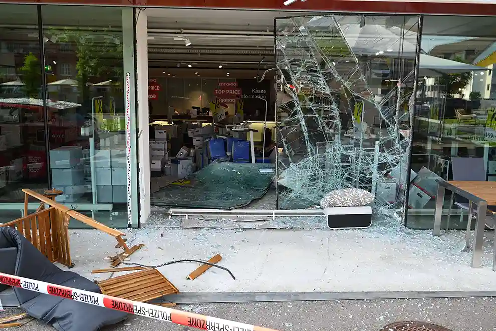 Schwarzenbach SG – Auto fährt in Schaufenster – Fahrer alkoholisiert Schwarzenbach SG – Auto fährt in Schaufenster – Fahrer alkoholisiert