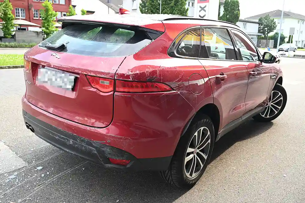 Schwarzenbach SG – Auto fährt in Schaufenster – Fahrer alkoholisiert Schwarzenbach SG – Auto fährt in Schaufenster – Fahrer alkoholisiert