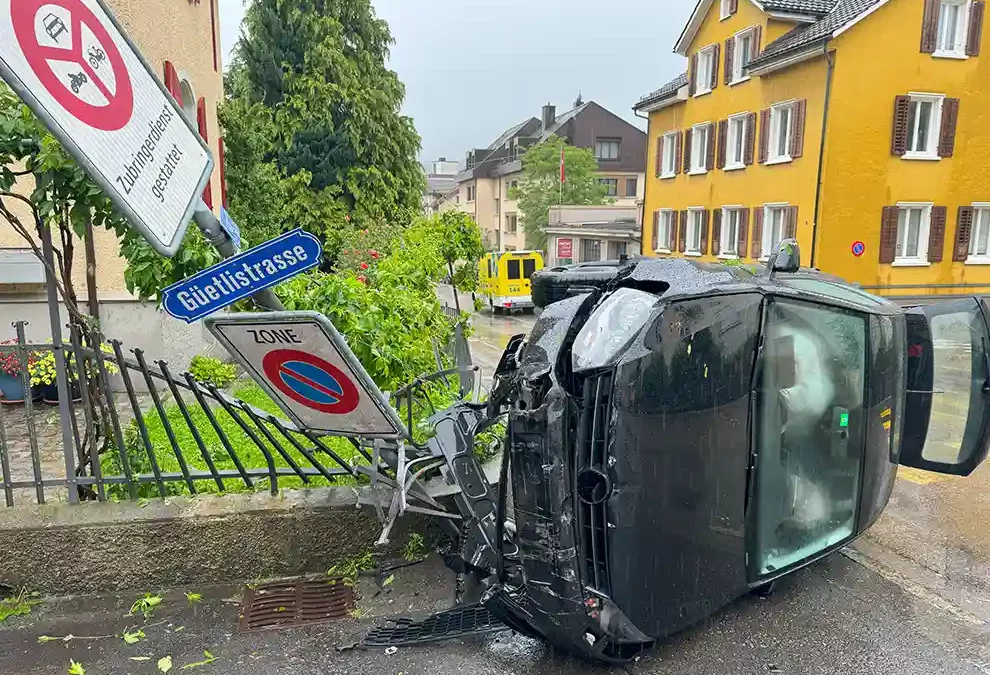 Stadt St.Gallen – Autofahrerin rutscht auf Gaspedal und prallt gegen Mauer