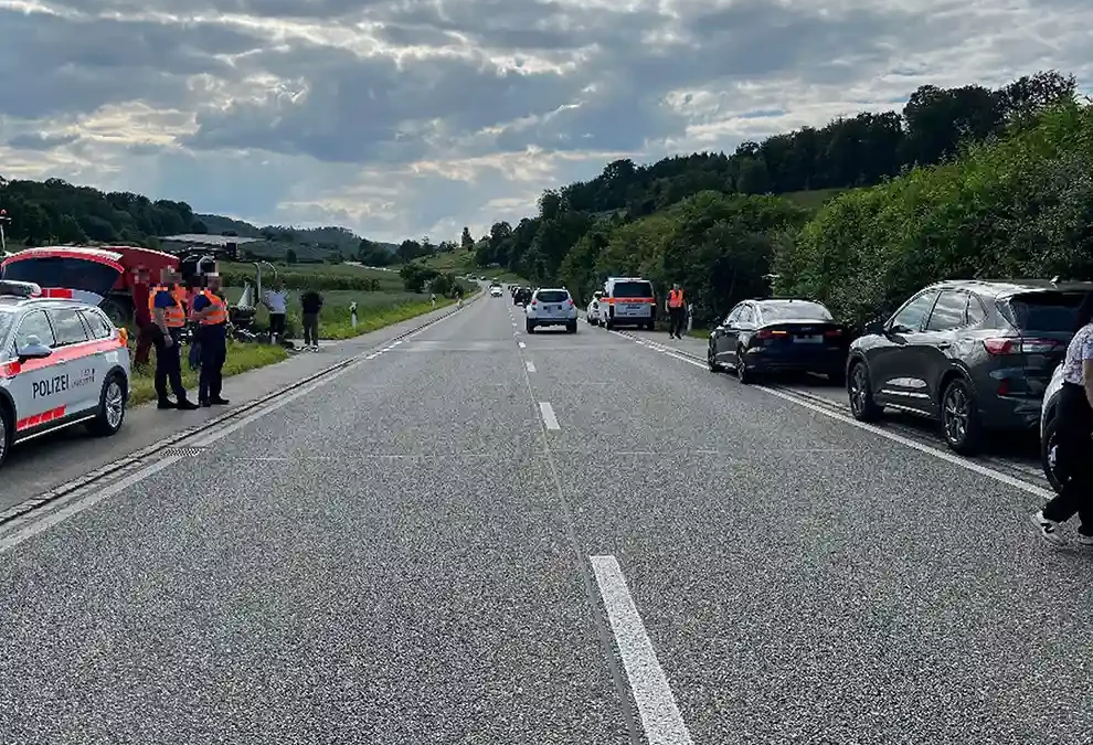 Aesch BL – Motorradlenker verursacht Selbstunfall – eine Person verletzt