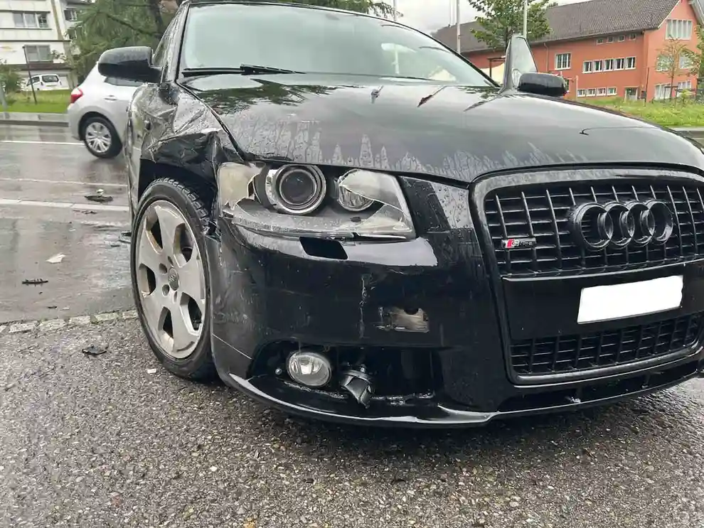 Am Montag, 10. Juni 2024, ist es in Gais zu einer seitlichen Frontalkollision zwischen zwei Personenwagen ohne verletzte Personen gekommen. An beiden Fahrzeugen entstand erheblicher Sachschaden. Am Montag, 10. Juni 2024, ist es in Gais zu einer seitlichen Frontalkollision zwischen zwei Personenwagen ohne verletzte Personen gekommen. An beiden Fahrzeugen entstand erheblicher Sachschaden.