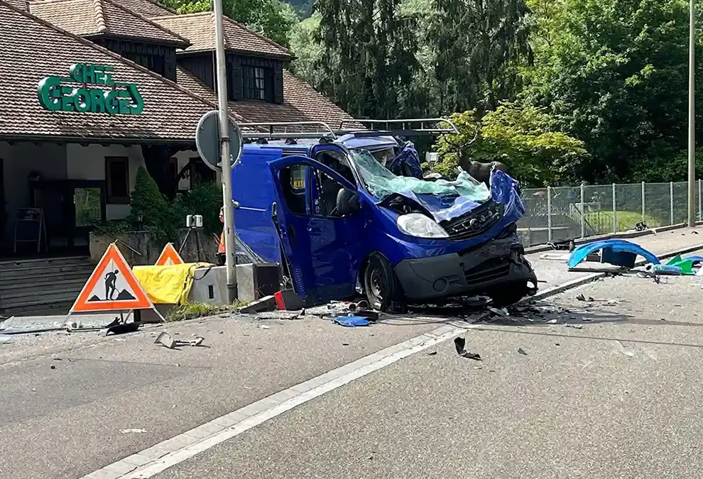 Grellingen BL – Frontalkollision zwischen Personenwagen und Lieferwagen – eine Person verstorben und zwei Personen schwer verletzt