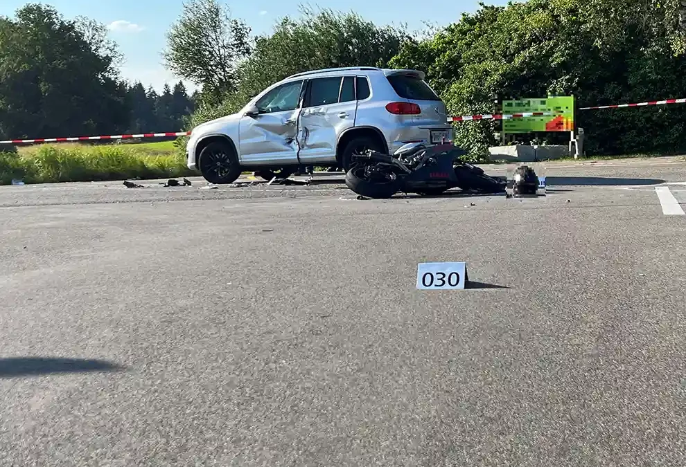 Pfäffikon ZH – Motorradfahrer bei Kollision schwer verletzt
