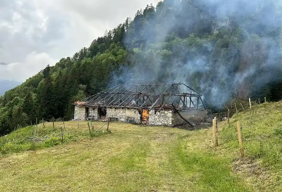 Brand einer Alphütte in Montbovon FR