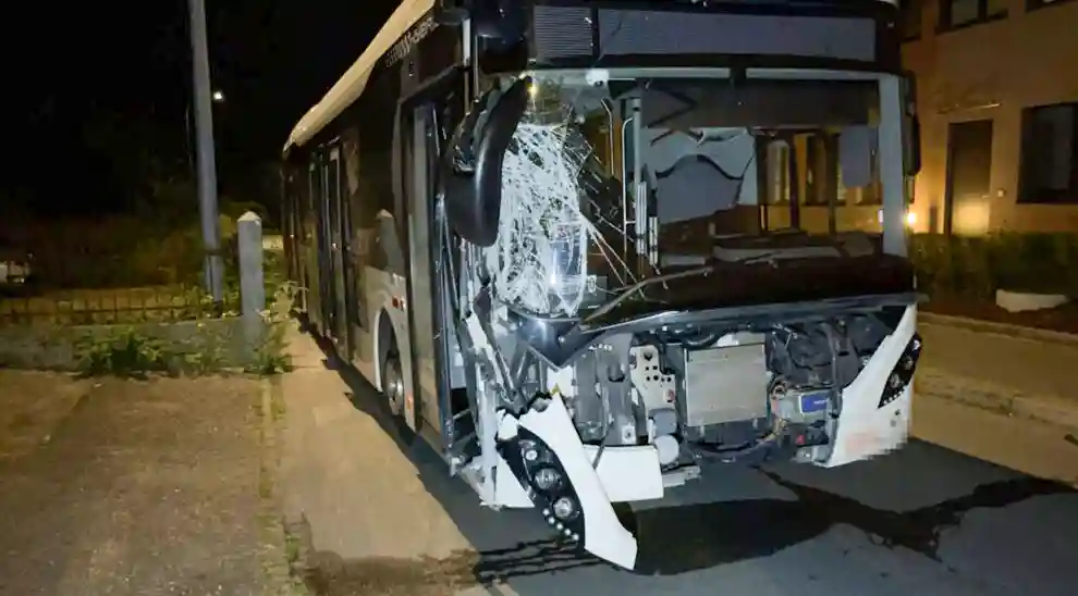 Schönenwerd SO – Linienbus prallt bei Selbstunfall in Gartenmauer – niemand verletzt