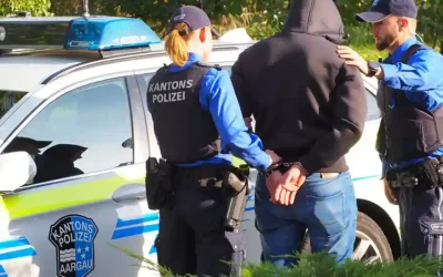 Küttigen AG – Motorradfahrer nach risikoreichen Manöver und übersetzter Geschwindigkeit durch Polizei arretiert