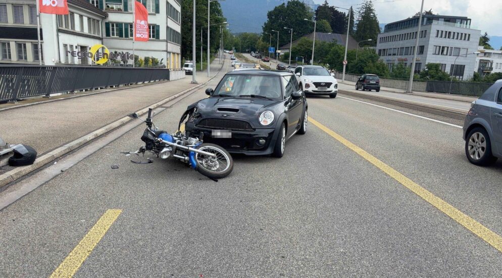 Solothurn – Auffahrkollision mit vier beteiligten Fahrzeugen – Motorradlenker verletzt