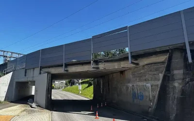 Bäch SZ – Lastwagen beschädigt Bahn-Unterführung