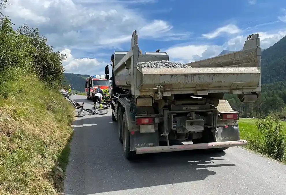 Crusch GR – E-Bikefahrer kollidiert mit Lastwagen