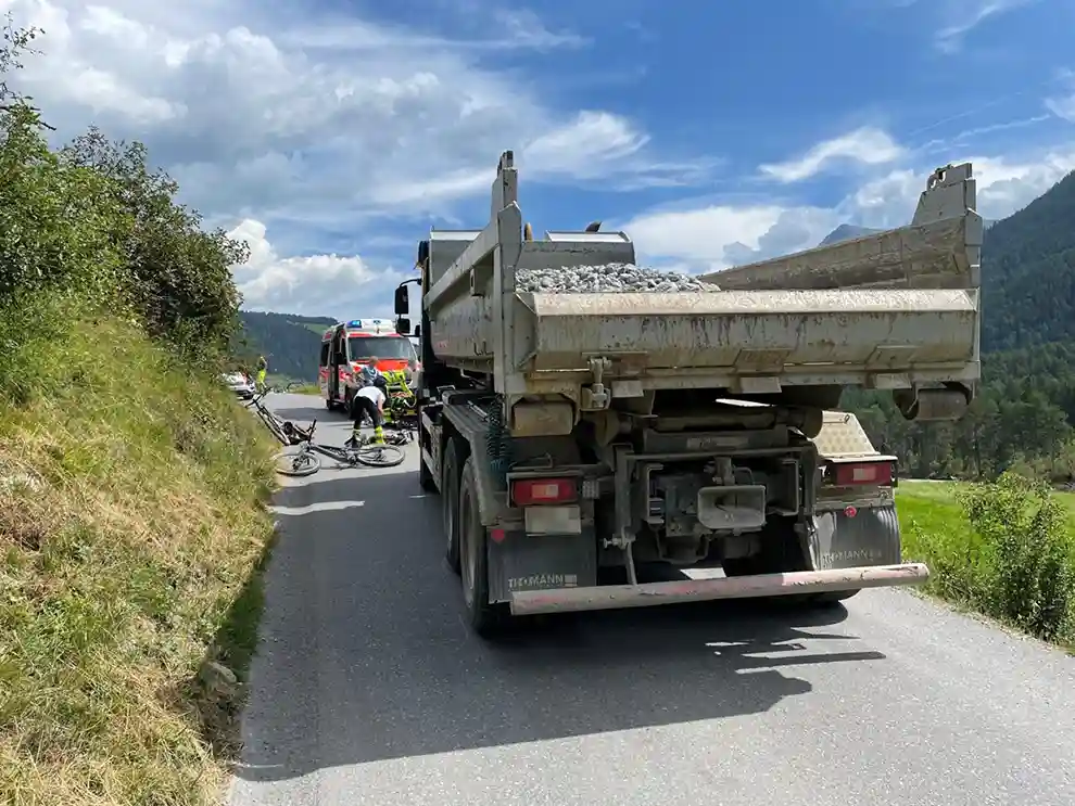 Crusch GR – E-Bikefahrer kollidiert mit Lastwagen Crusch GR – E-Bikefahrer kollidiert mit Lastwagen