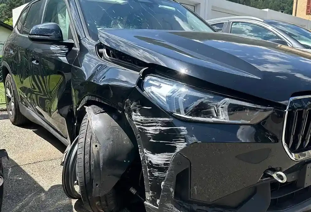 Brusio GR – Totalschaden nach Kollision mit Mauer