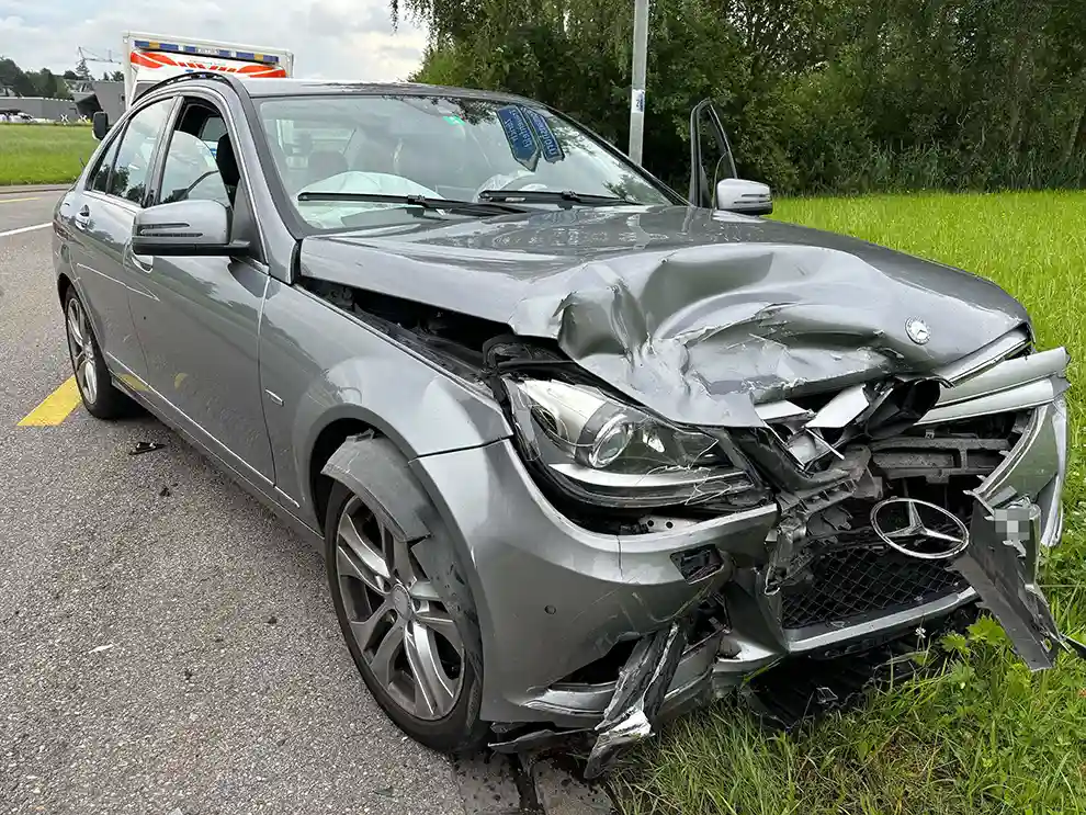 Ein Autofahrer fuhr um 12.30 Uhr auf der Weinmoosstrasse in Richtung Hauptstrasse. Bei der Kreuzung mit der Hauptstrasse kollidierte der 32-Jährige mit dem Auto eines 58-jährigen Mannes. Beide Fahrer wurden leicht verletzt, einer musste durch den Rettungsdienst ins Spital gebracht werden. An beiden Fahrzeugen entstand ein Sachschaden von mehreren tausend Franken. Die genaue Unfallursache wird durch die Kantonspolizei Thurgau abgeklärt. Ein Autofahrer fuhr um 12.30 Uhr auf der Weinmoosstrasse in Richtung Hauptstrasse. Bei der Kreuzung mit der Hauptstrasse kollidierte der 32-Jährige mit dem Auto eines 58-jährigen Mannes. Beide Fahrer wurden leicht verletzt, einer musste durch den Rettungsdienst ins Spital gebracht werden. An beiden Fahrzeugen entstand ein Sachschaden von mehreren tausend Franken. Die genaue Unfallursache wird durch die Kantonspolizei Thurgau abgeklärt.