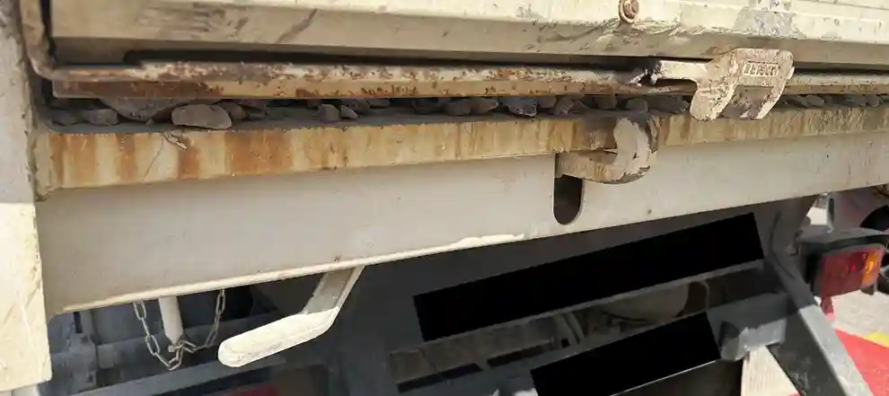 Neuhausen am Rheinfall: Verlorene Kieselsteinladung behindert Verkehr Neuhausen am Rheinfall: Verlorene Kieselsteinladung behindert Verkehr