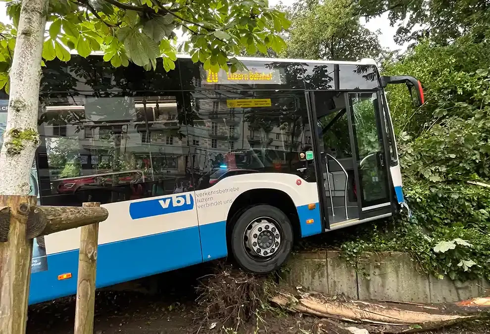 Luzern – Kollision zwischen vbl-Bus und Lieferwagen – Chauffeuse hospitalisiert