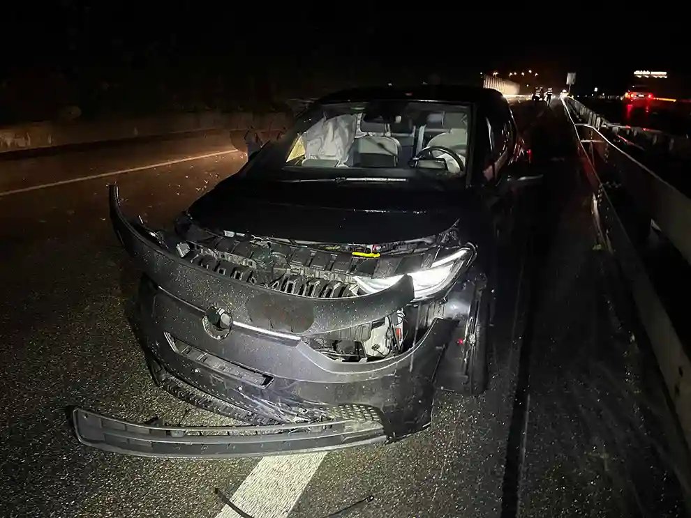 Zwei Selbstunfälle: Ein Autofahrer verletzt Zwei Selbstunfälle: Ein Autofahrer verletzt