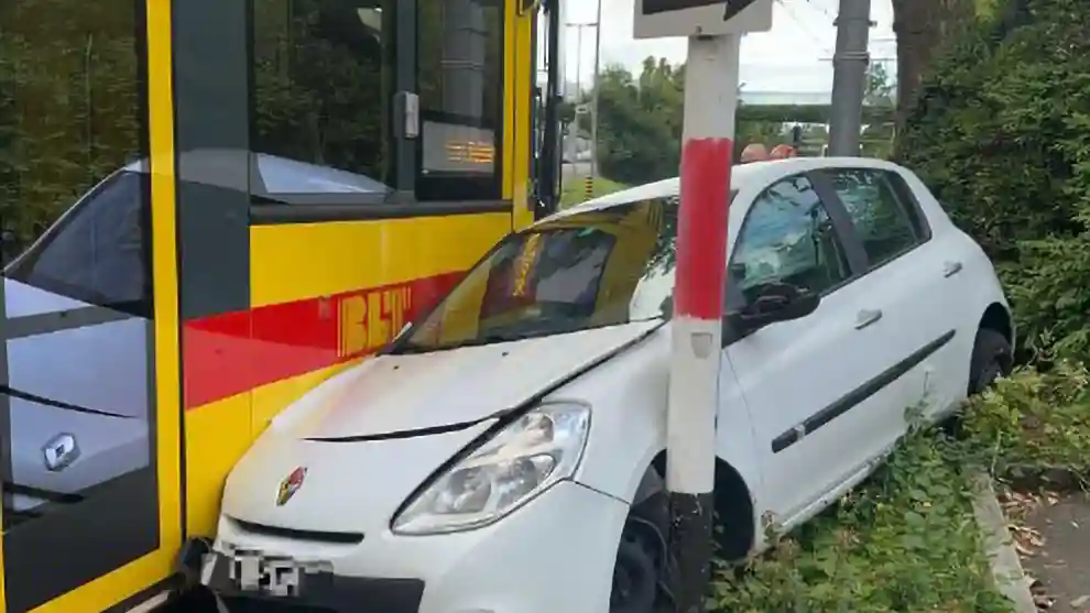 Basel-Stadt – Personenwagen beim Abbiegen von Tram erfasst