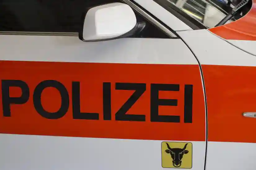 Unterschächen: Kollision zwischen Lastwagen und Motorrad – eine Person verletzt