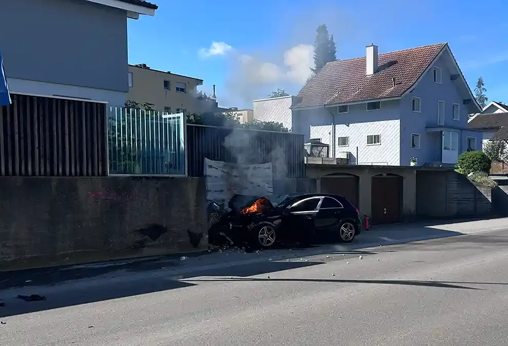 Ipsach BE – Auto nach Selbstunfall in Brand geraten
