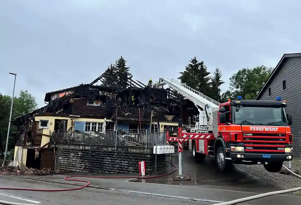 Dietschwil SG – Mehrfamilienhaus in Vollbrand – Tote Person in Brandobjekt