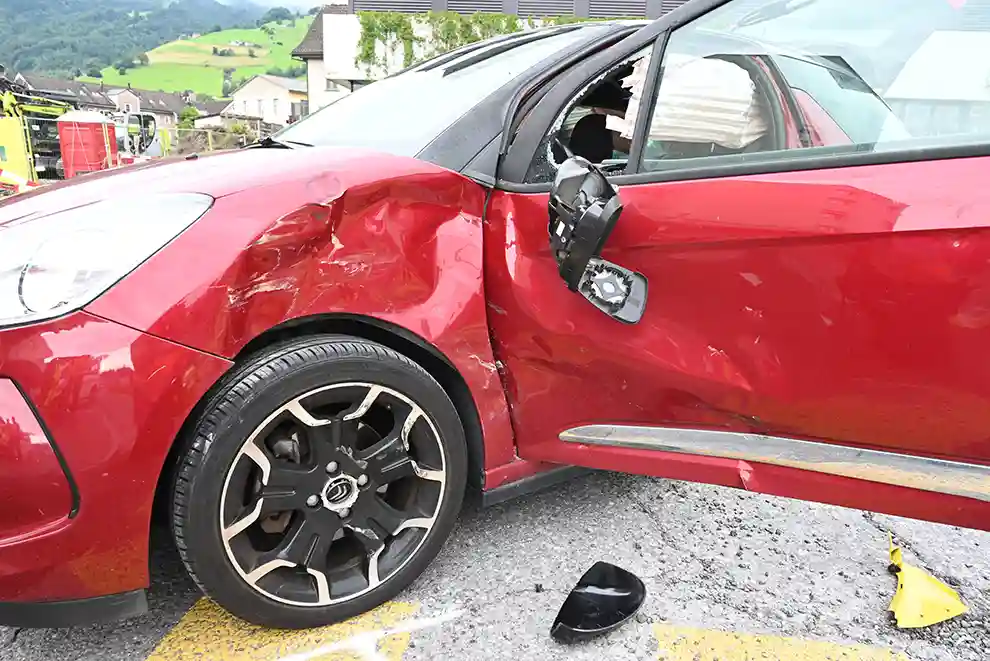 Eine 28-jährige Frau fuhr mit ihrem Auto von einem Parkplatz an der Staatsstrasse auf die Staatsstrasse und beabsichtigte in die Werdenstrasse einzubiegen. Gleichzeitig fuhr ein 17-Jähriger mit seinem Motorrad auf der Staatstrasse in Richtung Gams. Dabei kam es zur Kollision zwischen dem Motorradfahrer und dem Auto. Der 17-Jährige stürzte zu Boden und wurde dabei leicht verletzt. Der Rettungsdienst brachte ihn ins Spital. Es entstand Sachschaden von rund 14'000 Franken. Eine 28-jährige Frau fuhr mit ihrem Auto von einem Parkplatz an der Staatsstrasse auf die Staatsstrasse und beabsichtigte in die Werdenstrasse einzubiegen. Gleichzeitig fuhr ein 17-Jähriger mit seinem Motorrad auf der Staatstrasse in Richtung Gams. Dabei kam es zur Kollision zwischen dem Motorradfahrer und dem Auto. Der 17-Jährige stürzte zu Boden und wurde dabei leicht verletzt. Der Rettungsdienst brachte ihn ins Spital. Es entstand Sachschaden von rund 14'000 Franken.